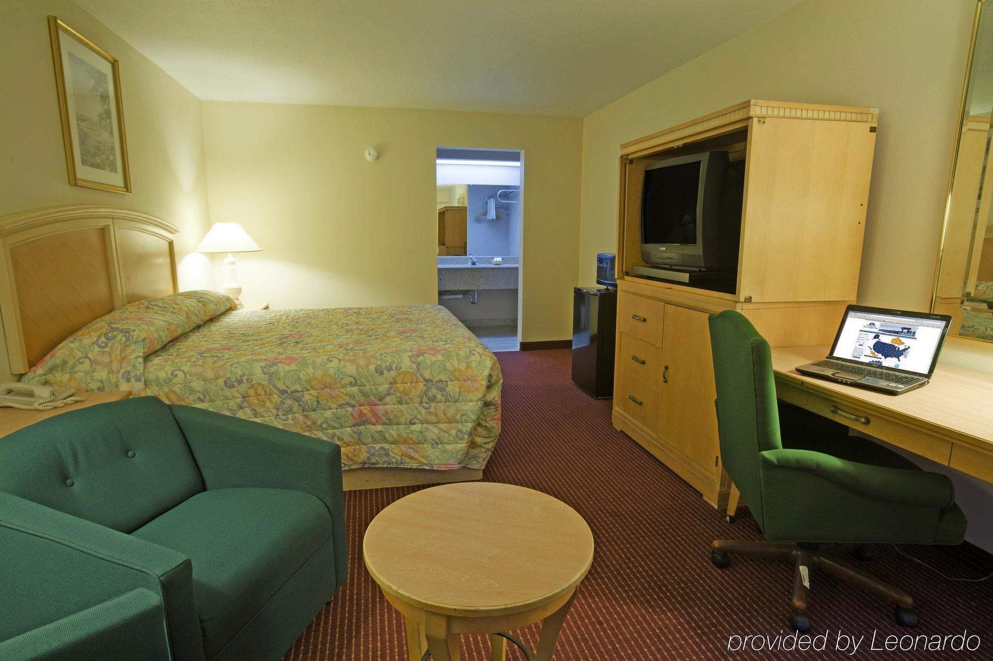 Evergreen Inn Room photo
