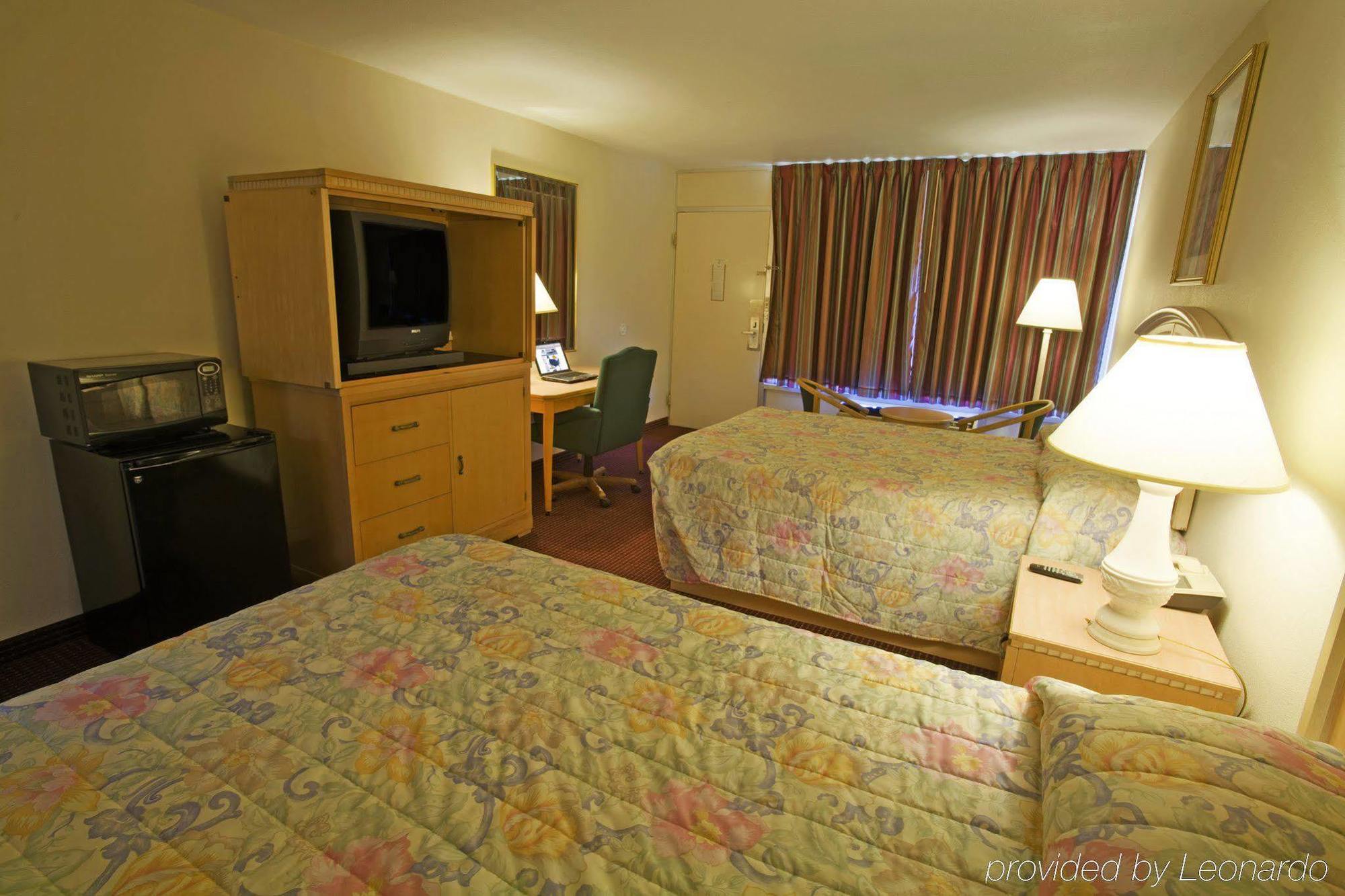Evergreen Inn Room photo